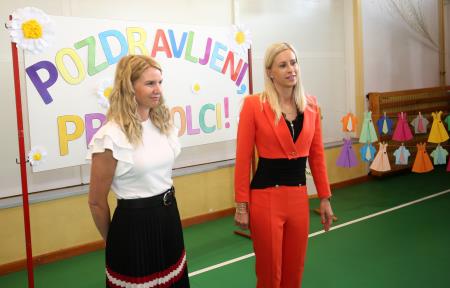 PRVI ŠOLSKI DAN SPREJEM PRVOOLČKOV BEGUNJE 04 FOTO LJUBO VUKELIČ